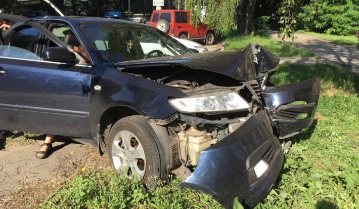 В Запорожье водитель Kia на скорости влетел в дерево (фото)