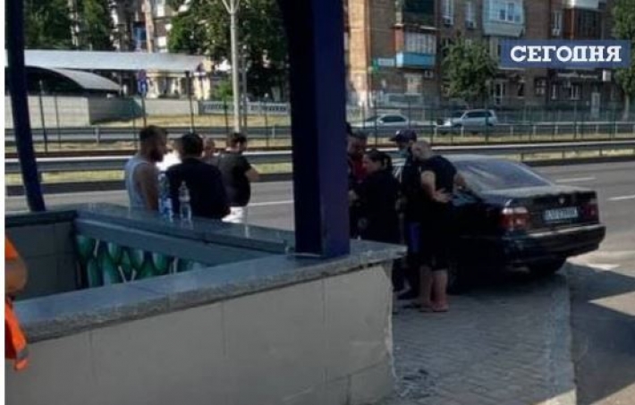Снес забор и влетел в подземный переход: в Киеве пьяный на иномарке устроил серьезное ДТП, фото