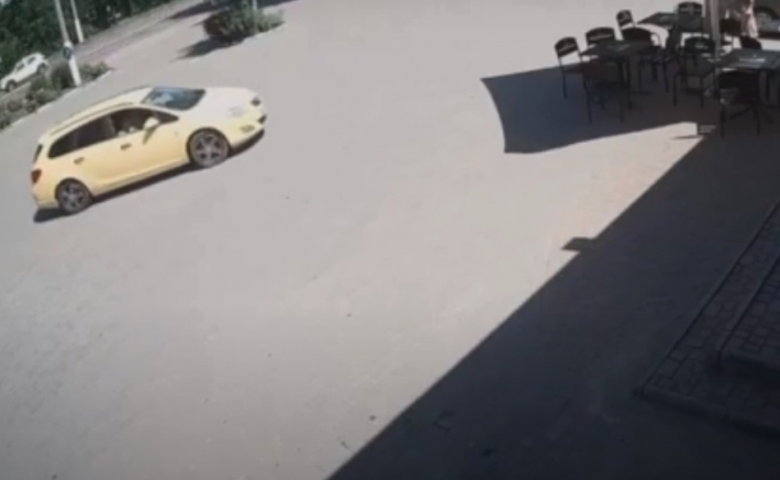 В Мелитополе водитель заправился на АЗС и сбежал. Видео побега