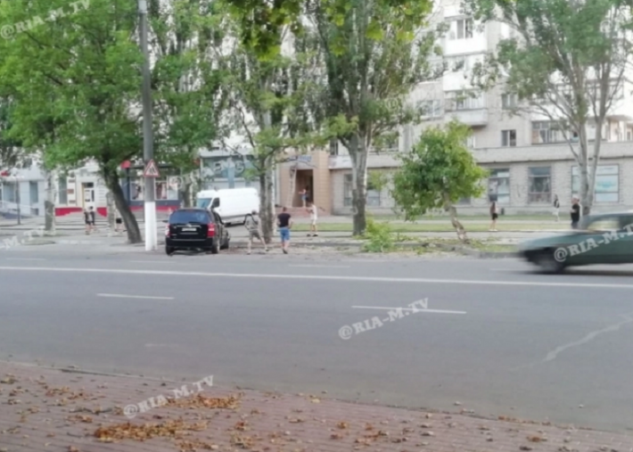 В Мелитополе 19-летний парень взял авто, чтобы покататься, и разбил две машины (фото, видео)