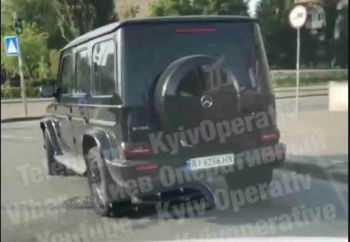 Куда он так уверенно едет? В Киеве на дороге заметили элитный автомобиль с пробитыми колесами, видео
