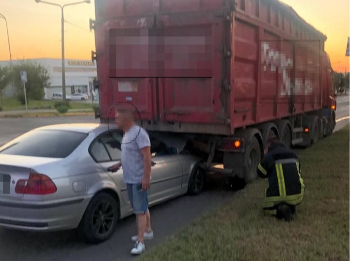 В Запорожье автомобиль БМВ влетел в грузовик (фото)