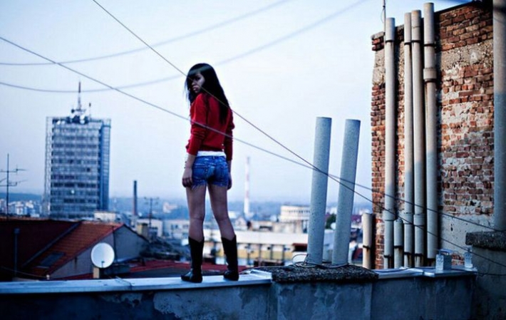 В Бердянске 17-летняя девушка грозилась спрыгнуть с крыши (фото)