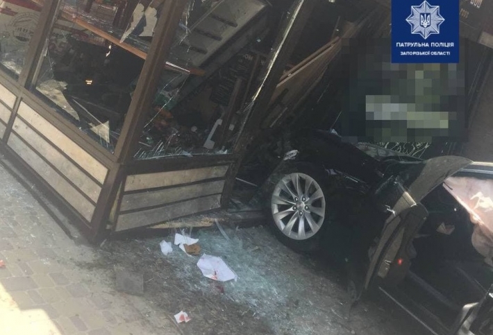 В Запорожье водитель Теслы влетела в чебуречку, сбив четырех человек