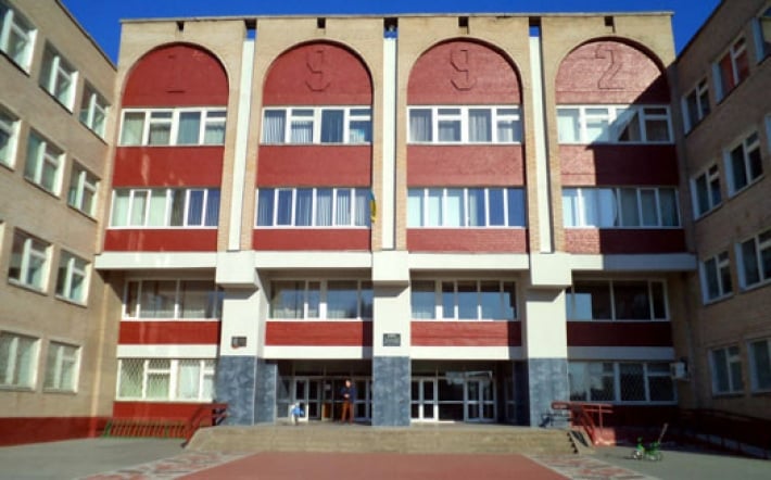 В Мелитополе в одной из школ заменят все окна на пластиковые (видео)