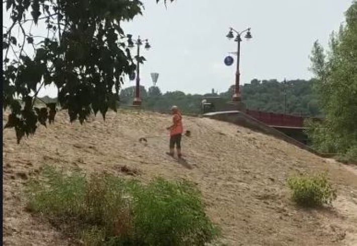 В Киеве коммунальщика на пляже заметили за необычным занятием: видео