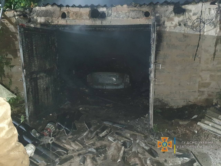 В Мелитопольском районе сгорел гараж вместе с автомобилем (фото)