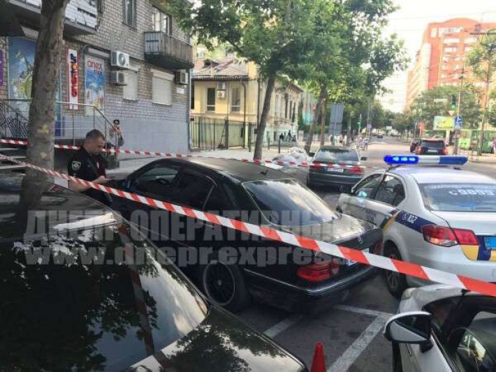 В центре Днепра автомобилист избил инспектора по парковке: фото