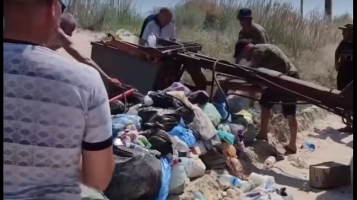 После снятия шлагбаума, туристы завалили Федотову косу мусором (видео)