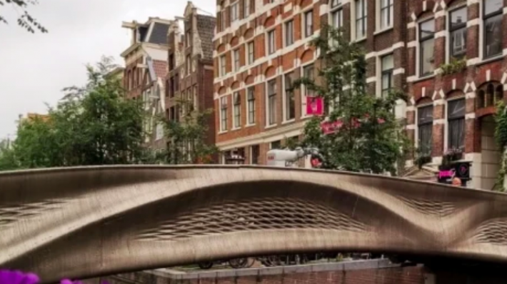 Напечатали на 3D-принтере: в Амстердаме открыли первый в мире стальной мост (фото)