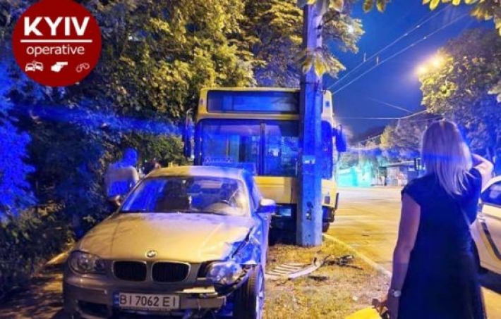 Что-то пошло не так: в Киеве автобус сорвался с тормозов и протаранил легковушку, фото