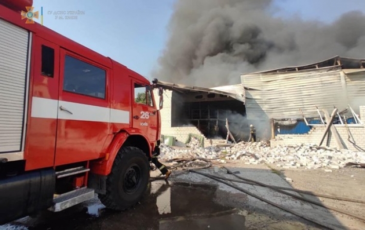 В Киеве вспыхнул сильный пожар на складах: фото и видео