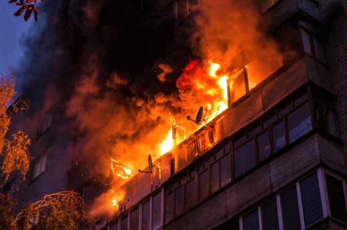 В Запорожье сгорел балкон. Десять пожарных спасали хозяина (фото)