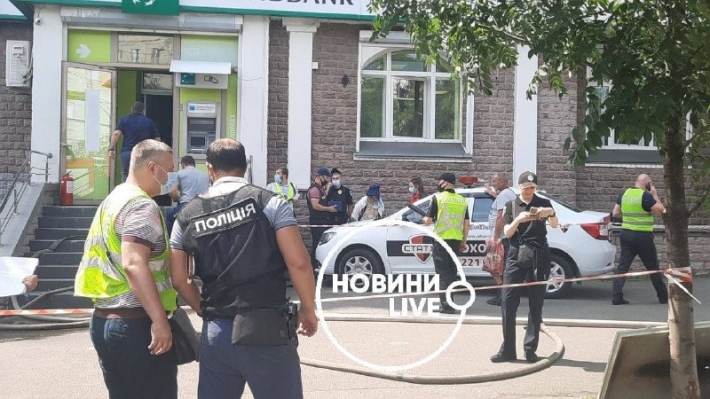 В Киеве дерзко ограблен банк: у налетчицы был пистолет и коктейль Молотова
