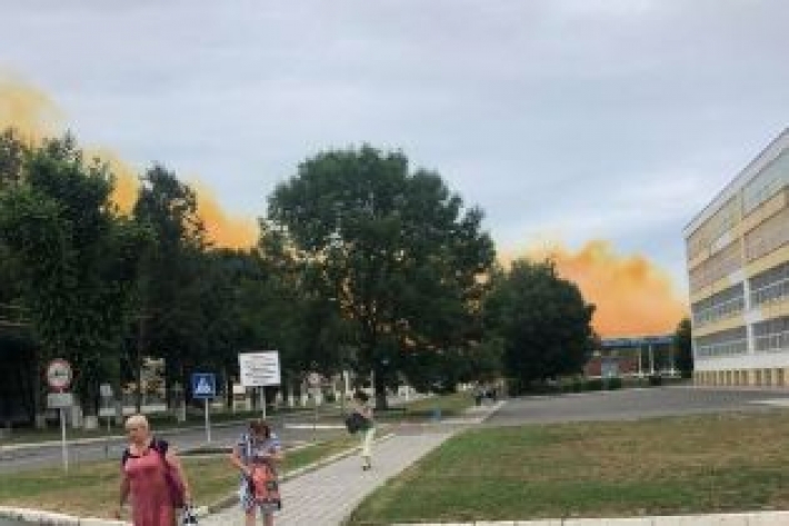 Вблизи Ровно на заводе произошел взрыв, на город движется желтая туча