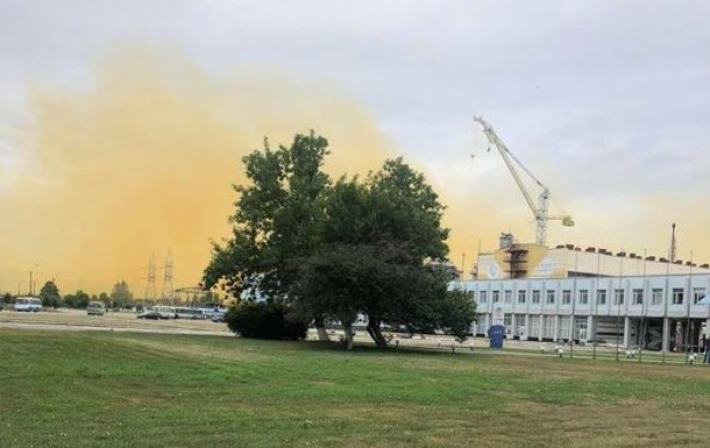 Оранжевый дым и экологическая опасность: появились подробности аварии на заводе под Ровно (видео)