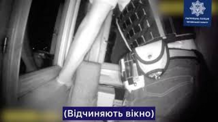 В Черновцах пьяный выпал из окна на 8-м этаже: спасение пришло неожиданно