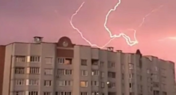 В Киеве сняли зрелищное видео молнии - "стрелы" озарили все небо