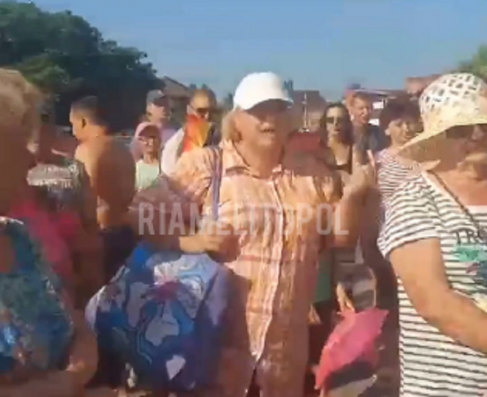 В Кирилловке местные жители и отдыхающие устроили Майдан перед поссоветом (видео)