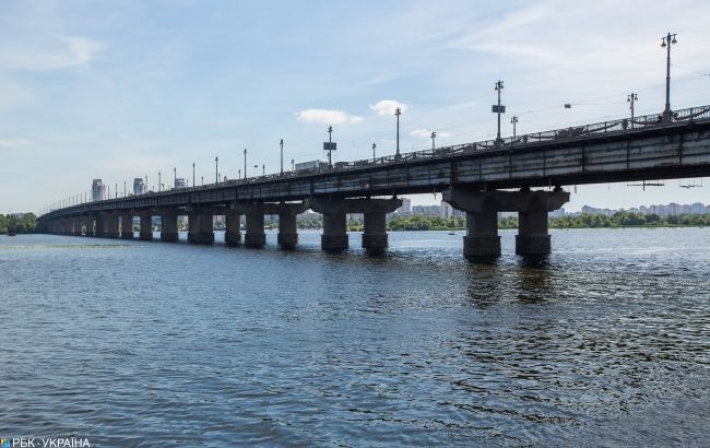 В Киеве с моста Патона опять течет "водопад": видео