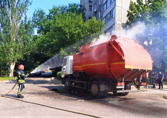 В Запорожской области горел мусоровоз (фото)