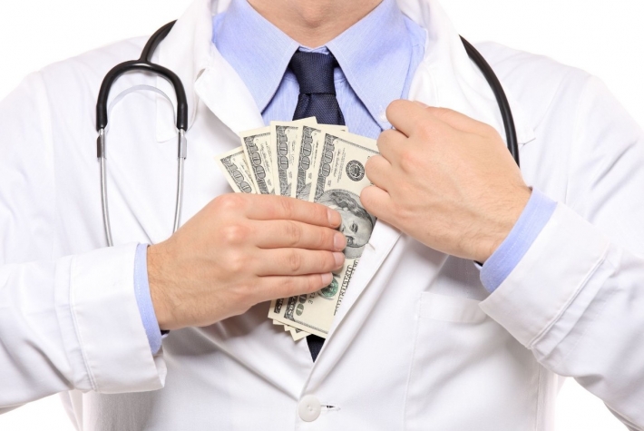 В Запорожье врачи незаконно требовали с пенсионерки деньги за операцию