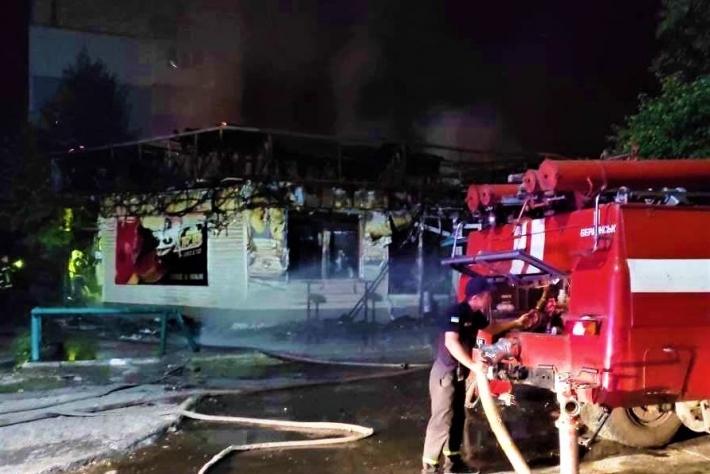 В Запорожской области 20 спасателей тушили горящий магазин (фото)