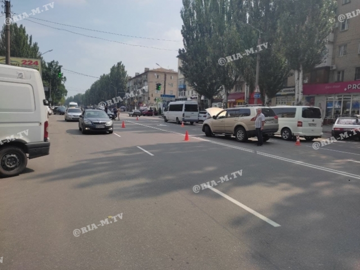 В Мелитополе на центральном проспекте столкнулись две иномарки (фото)