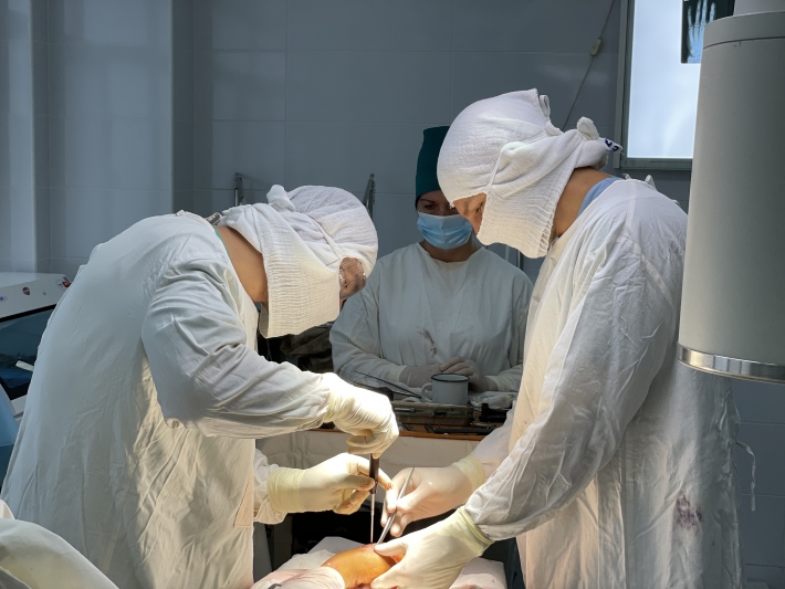 В Мелитополе впервые сделали операцию с вживлением пластины при переломе (видео)