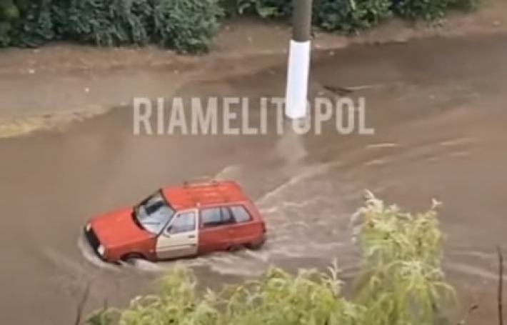 Мелитополь заливает дождем - по улицам поплыли машины (видео)