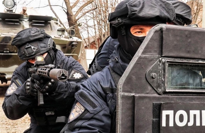 В Запорожье полиция штурмом брала дом нарушителя (фото, видео)