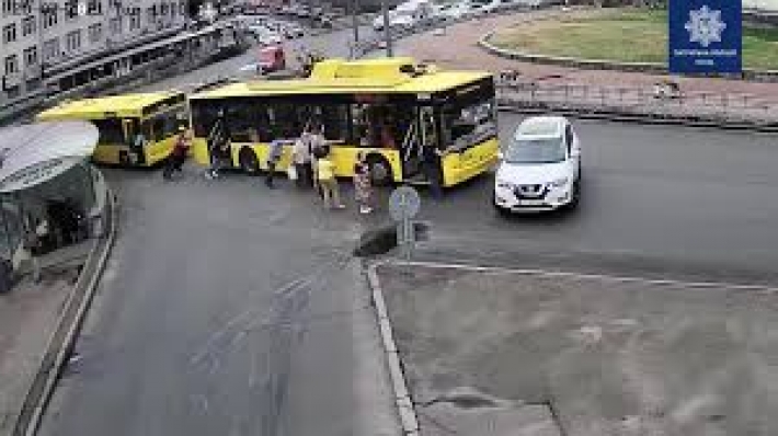 Курьезное ДТП в Киеве: троллейбус на "людской тяге" протаранил дорогой внедорожник, видео