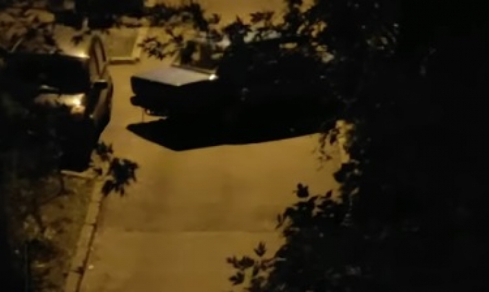 В Киеве пьяный водитель устроил погром на парковке и скрылся: видео