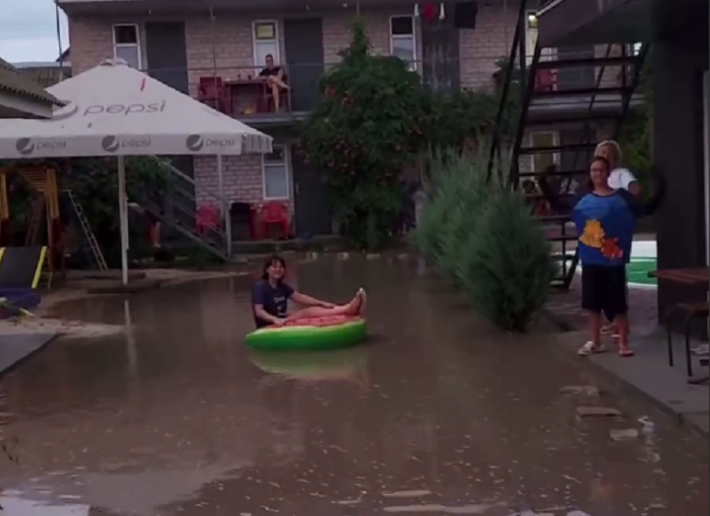В Кирилловке дети плавают на надувных матрасах прямо по дворам – последствия потопа (видео)