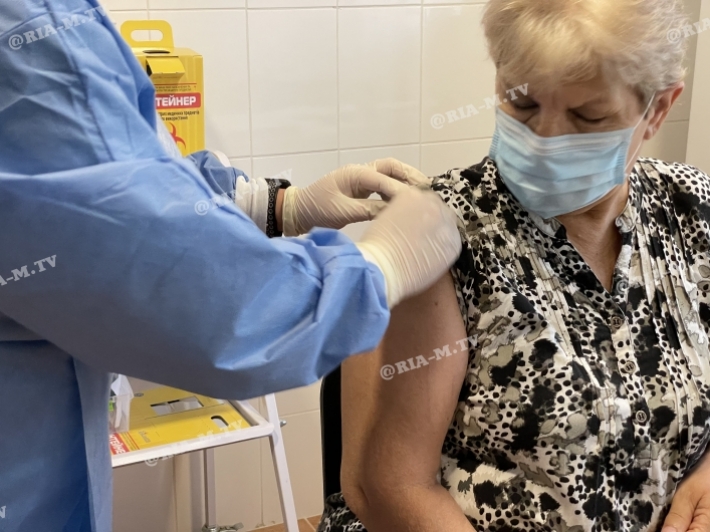 Жители Мелитополя ринулись в пункты вакцинации. Какую вакцину выбирают (фото, видео)
