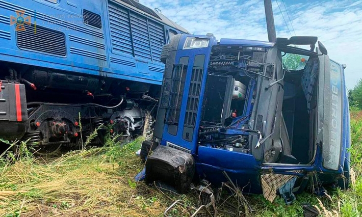 На Закарпатье поезд столкнулся с грузовиком - много пострадавших: фото