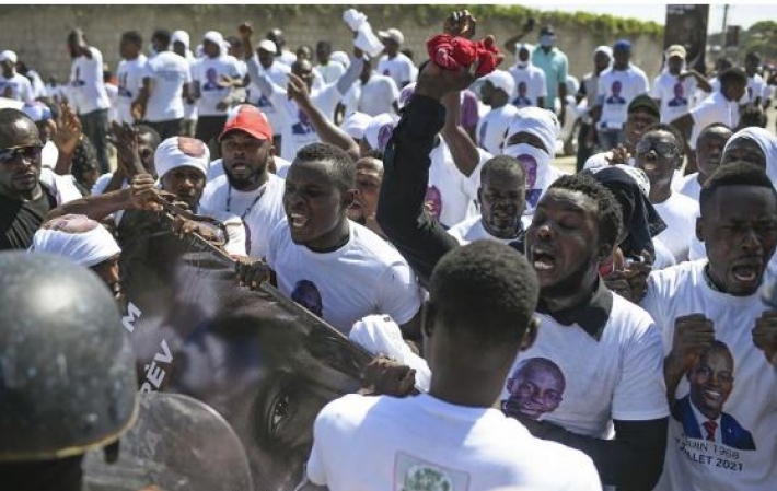 Со стрельбой и массовыми стычками: в Гаити похоронили убитого президента, фото