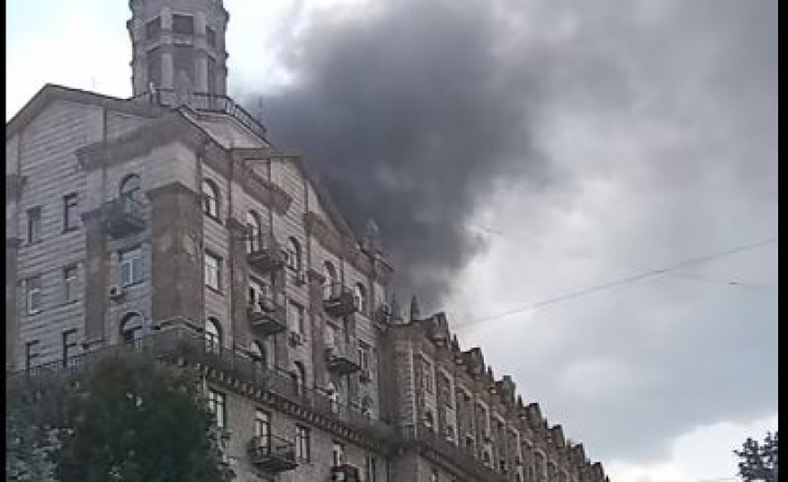 В Киеве на Крещатике вспыхнул мощный пожар в жилом доме: видео