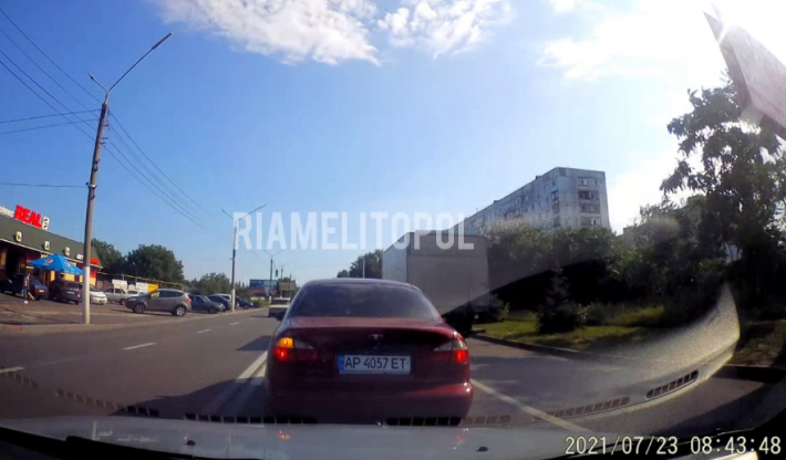 Автохам в Мелитополе сигналил в ответ водителям, которые из-за него стояли в пробке (видео)