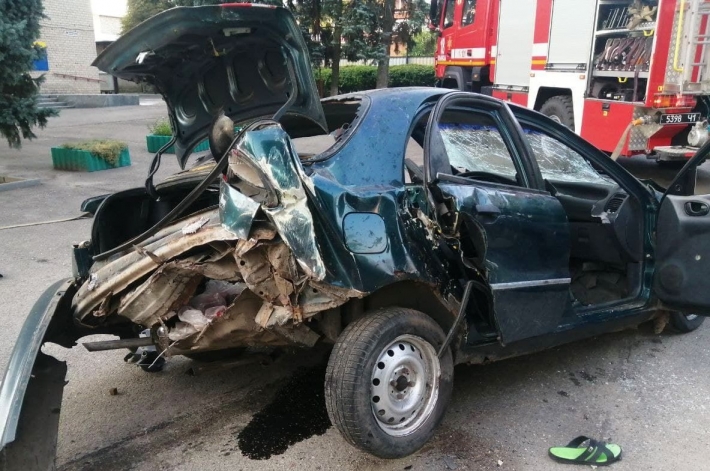В Запорожском районе вырезали людей из разбитой машины (фото)
