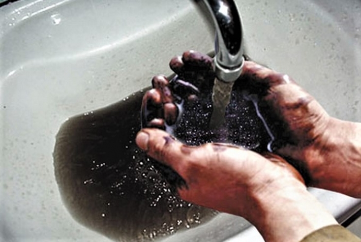 В Мелитополе жалуются на качество воды. Из под крана течет "нефть" (фото)