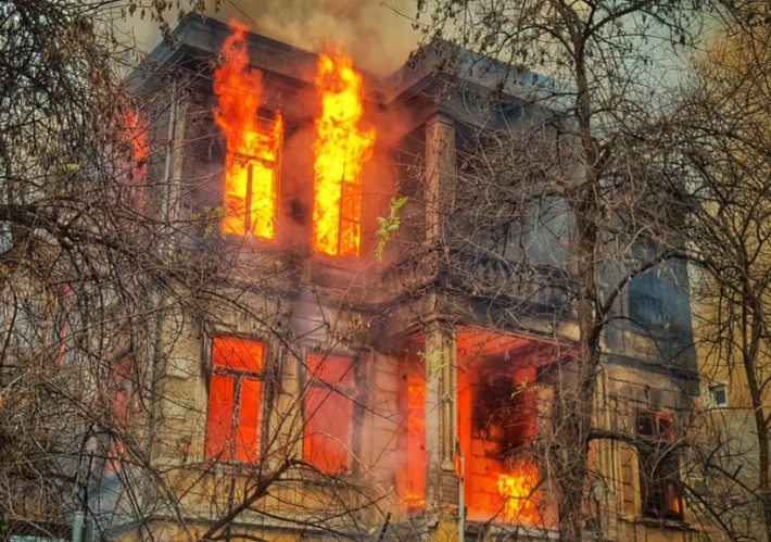 В центре Запорожья горит дом. На крышу выбежали дети (видео)