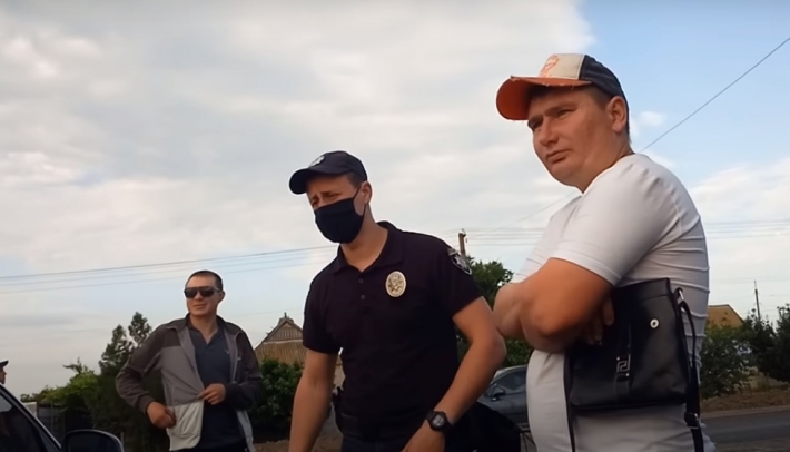 Пьяные пассажиры "зажигали" на посту полиции возле Кирилловки (видео)