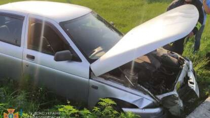 В Днепровском районе ВАЗ вылетел в кювет: водителя зажало в машине (фото)