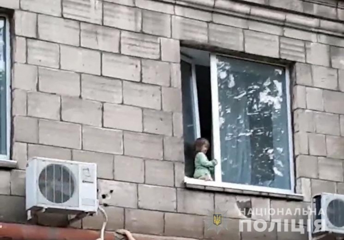 В Запорожье рассказали о спасении малышек, едва не выпавших из окна