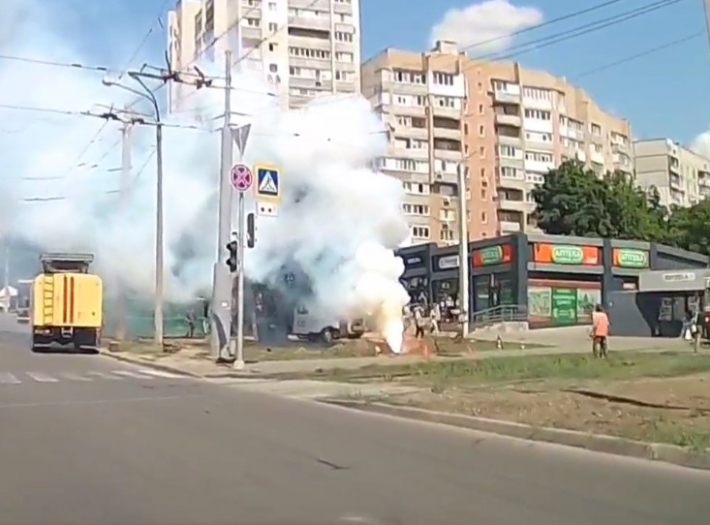В Харькове возле жилых домов из-под земли вырвался столб огня (Фото)