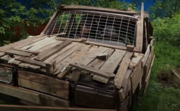 Россиянина оштрафовали за езду на деревянном автомобиле