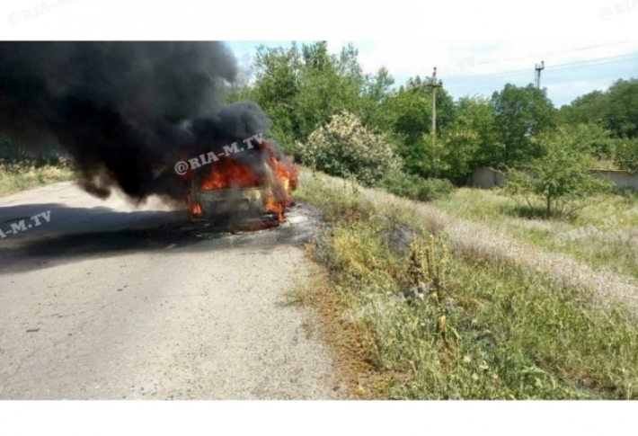 В Мелитополе на дороге пылал автомобиль (фото, видео)