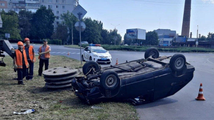 В Запорожье пьяный водитель ВАЗа влетел в люк - автомобиль перевернулся