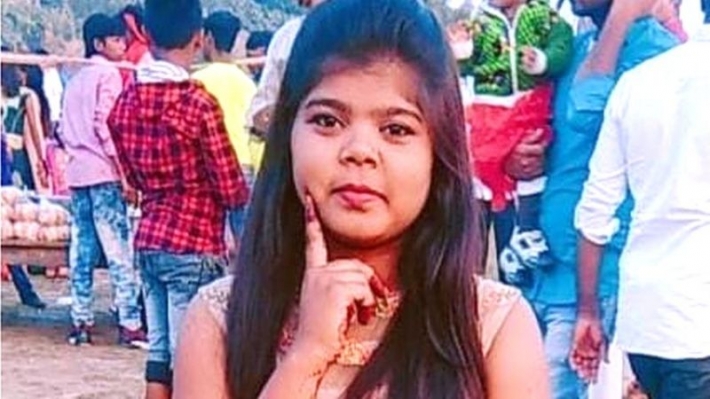 В Индии родственники убили девушку за ношение джинсов и оставили умирать, повесив на дерево